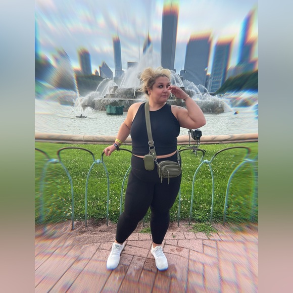 Meet Your Posher ๐ธ๐๏ธ๐ฆ - Picture 2 of 2